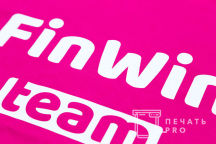 Розовые футболки с надписью «FIN WIN Team»
