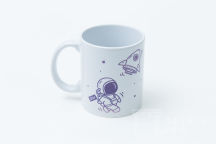 Белые кружки с изображением космонавта