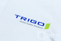 Белые футболки-поло с логотипом «TRIGO»