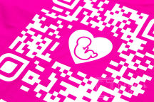 Розовые футболки с логотипом «PREGNANCY TRACKER»